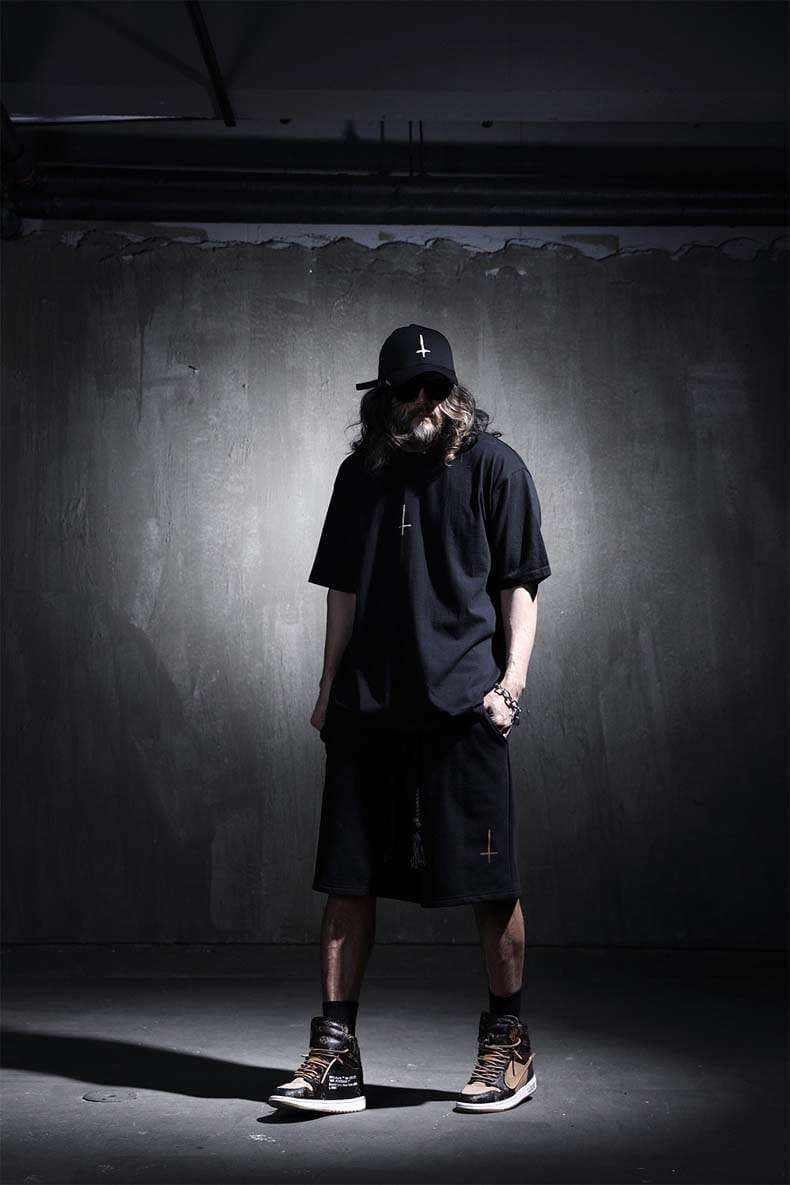 黒コーデ クロスエンブレム ブラックスウェットショーツ