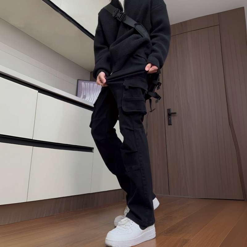 黒コーデ テックウェアカーゴパンツ ストリートスタイル