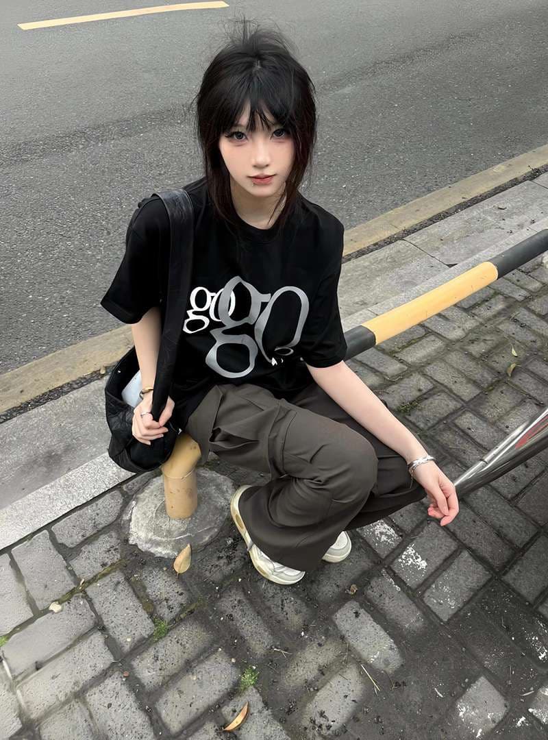 黒コーデ モノトーンロゴTシャツ "ggg"