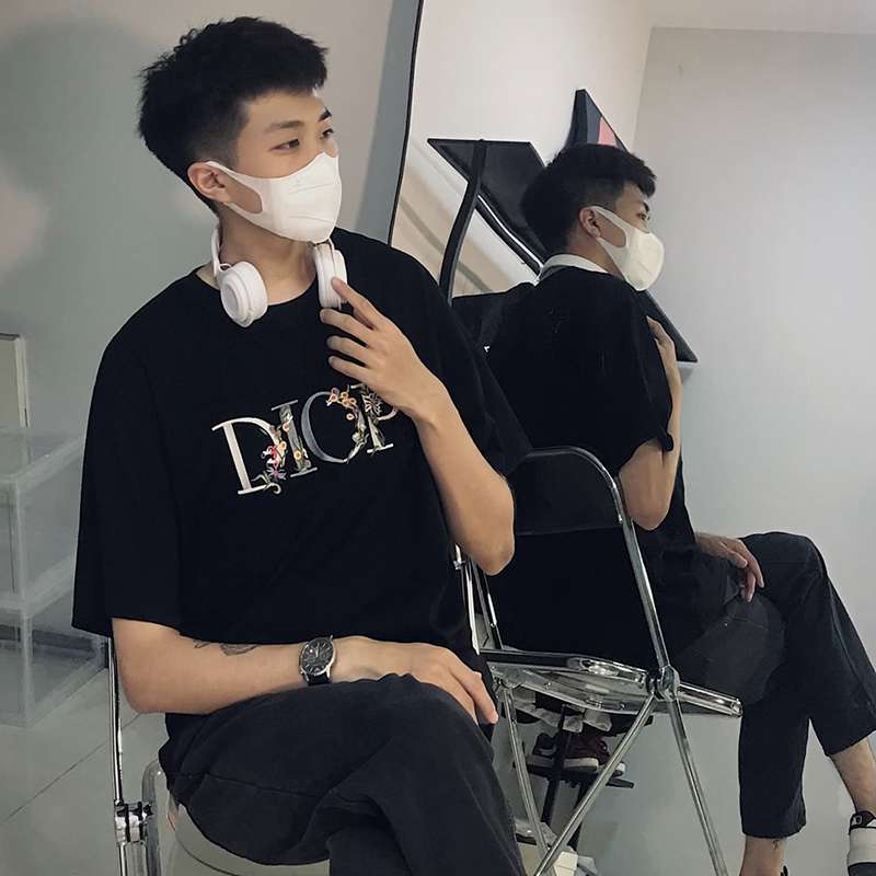 黒コーデ エレガントDior風ロゴTシャツ
