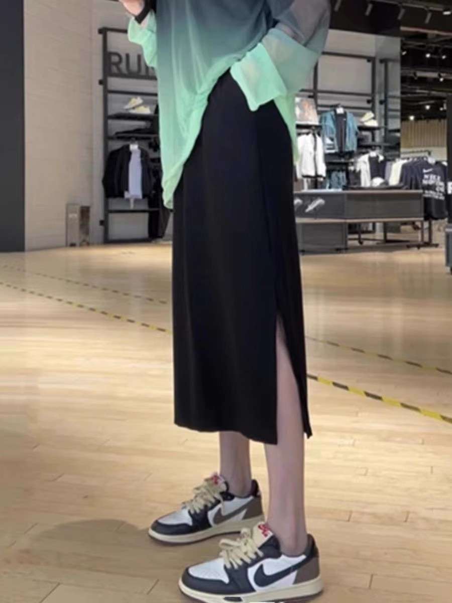黒コーデ サイドスリットロングスカート