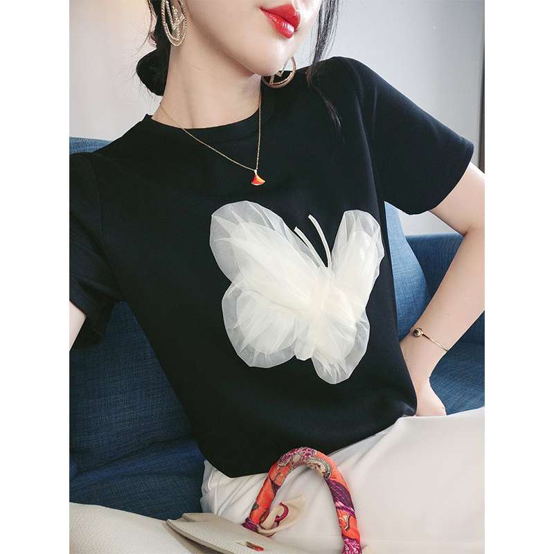黒コーデ 立体バタフライチュールTシャツ