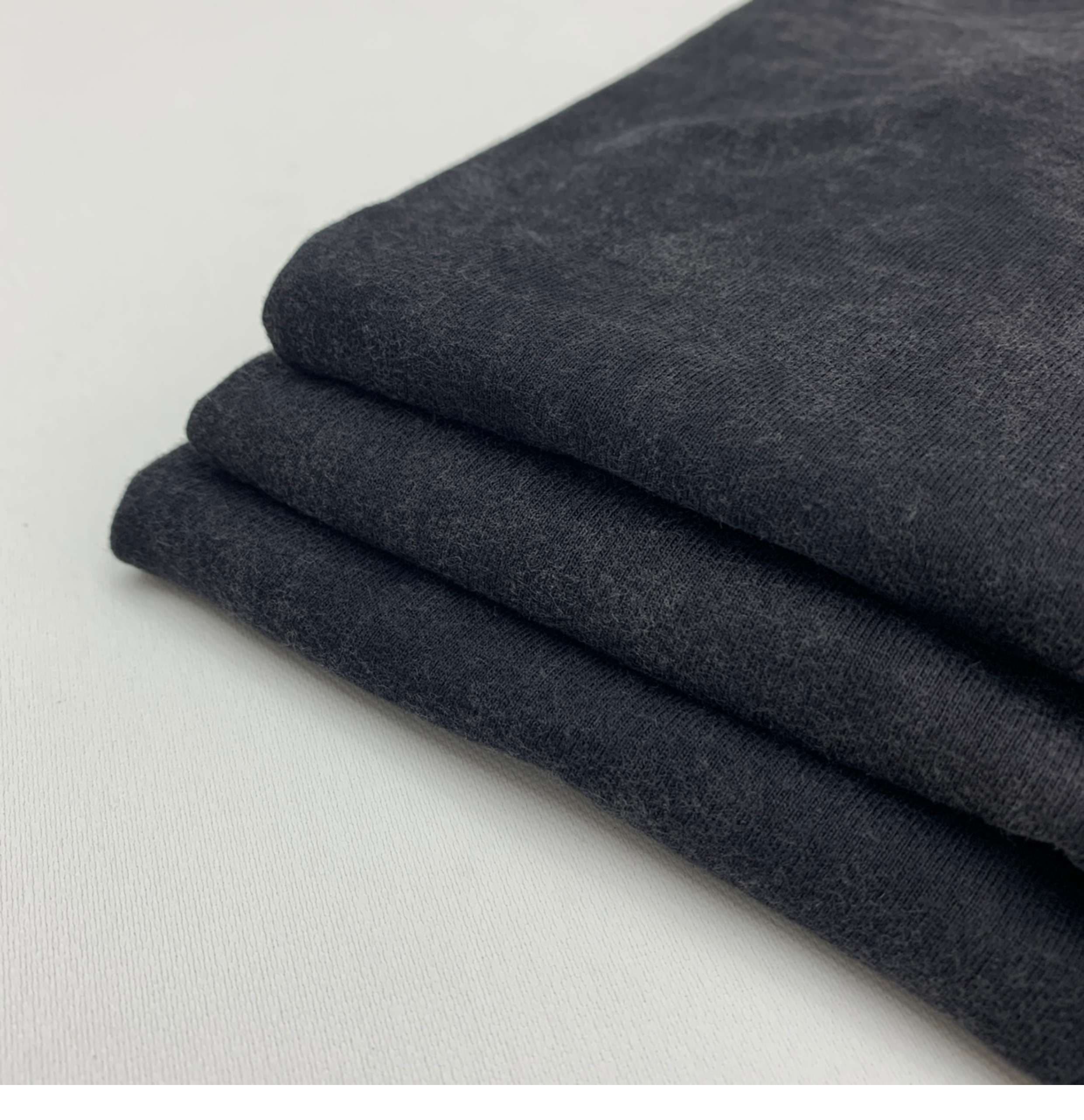 黒コーデ ヴィンテージウォッシュ加工ブラックTシャツ