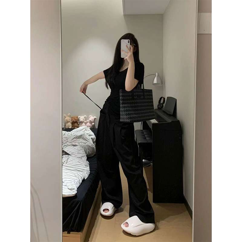 黒コーデ シンプル黒Tシャツ ストレッチ素材 着回し抜群