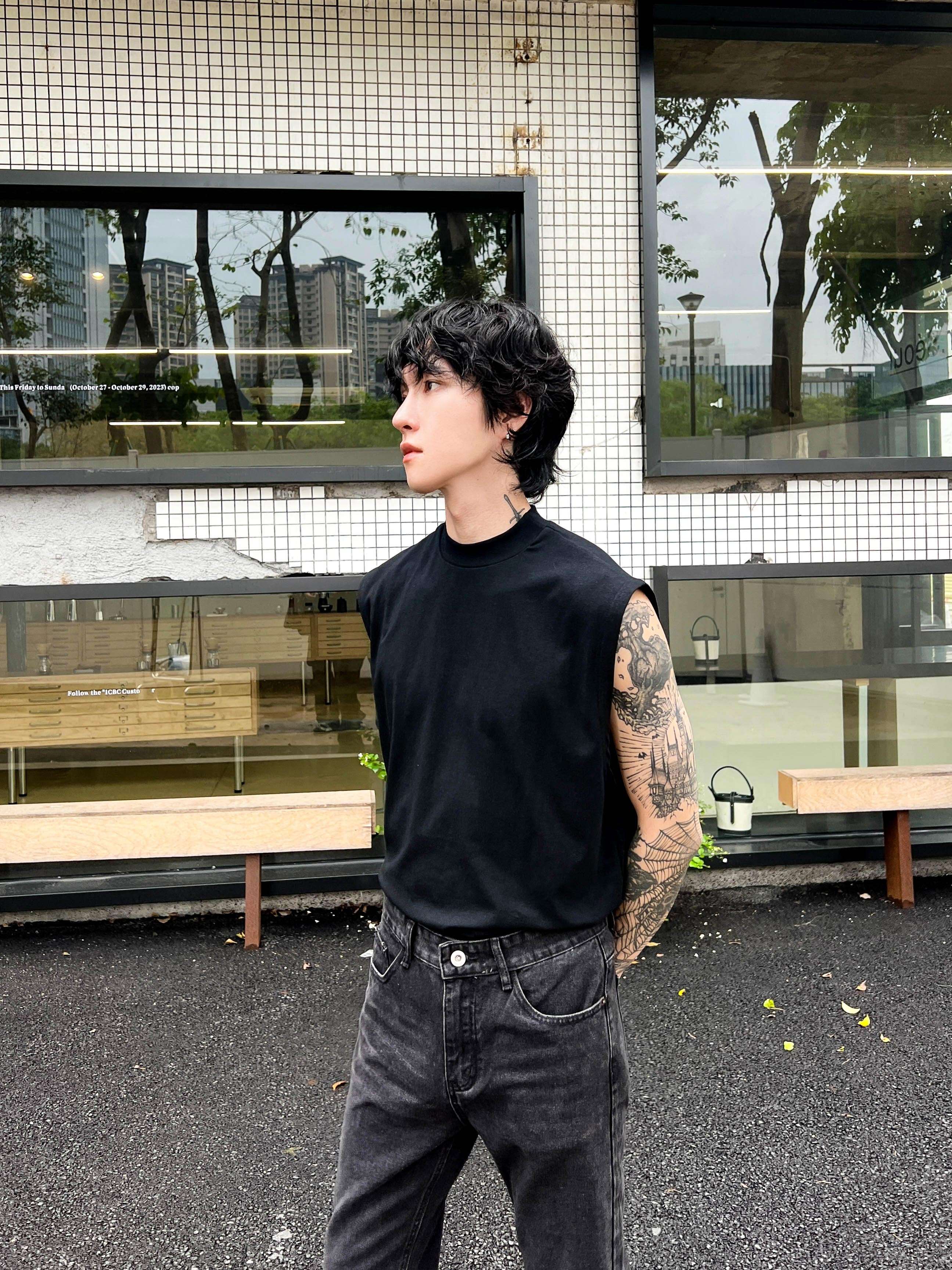黒コーデ モードスタイリッシュ ノースリーブトップス