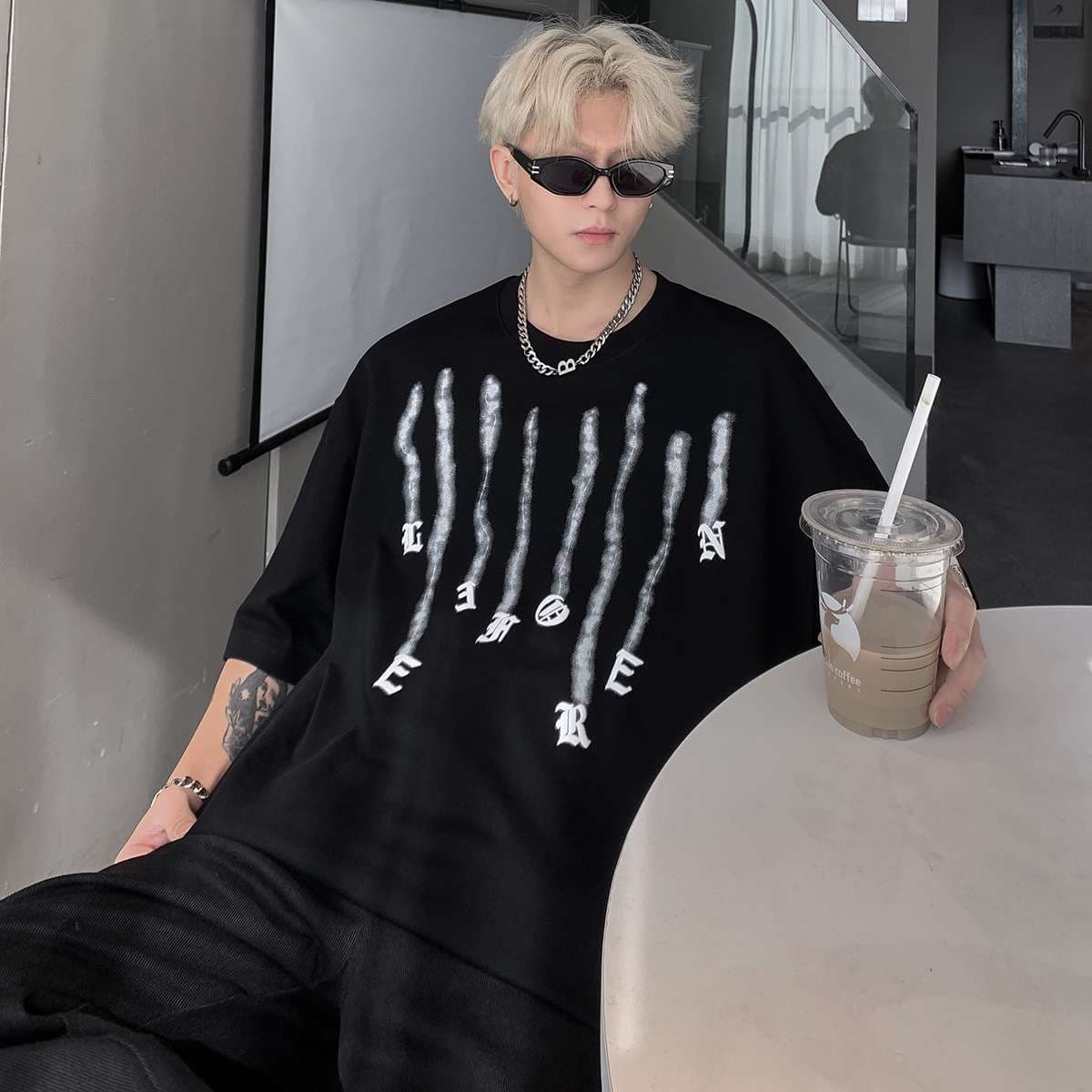黒コーデ ストリートゴシックレタリングTシャツ