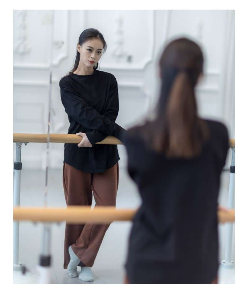 黒コーデ シンプルモダンなゆったり長袖カットソー