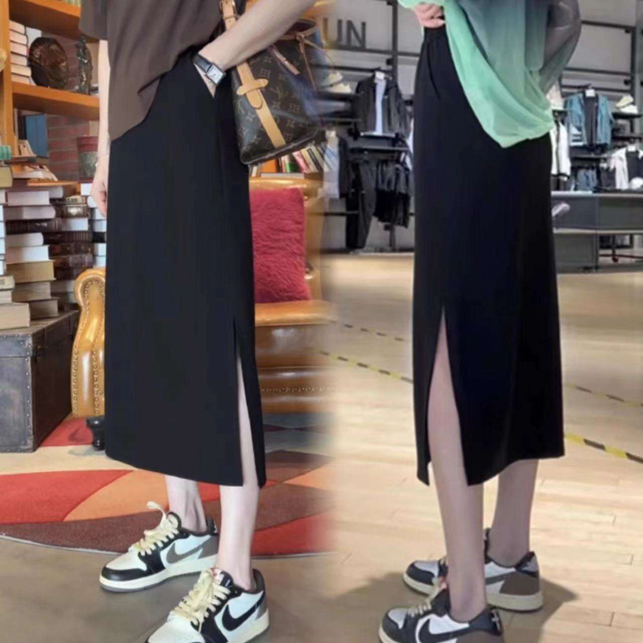 黒コーデ サイドスリットロングスカート