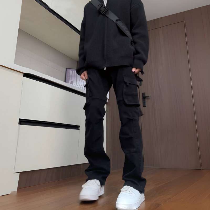 黒コーデ テックウェアカーゴパンツ ストリートスタイル