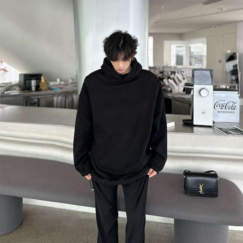 黒コーデ オーバーサイズ ブラックフーディー