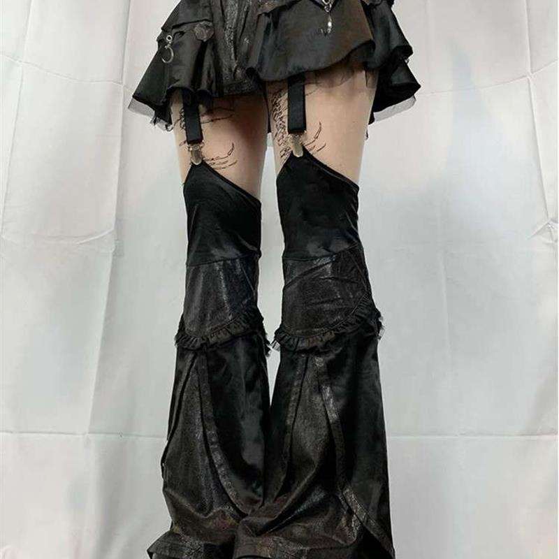 黒コーデ ゴシックフリルレザーフレアパンツ