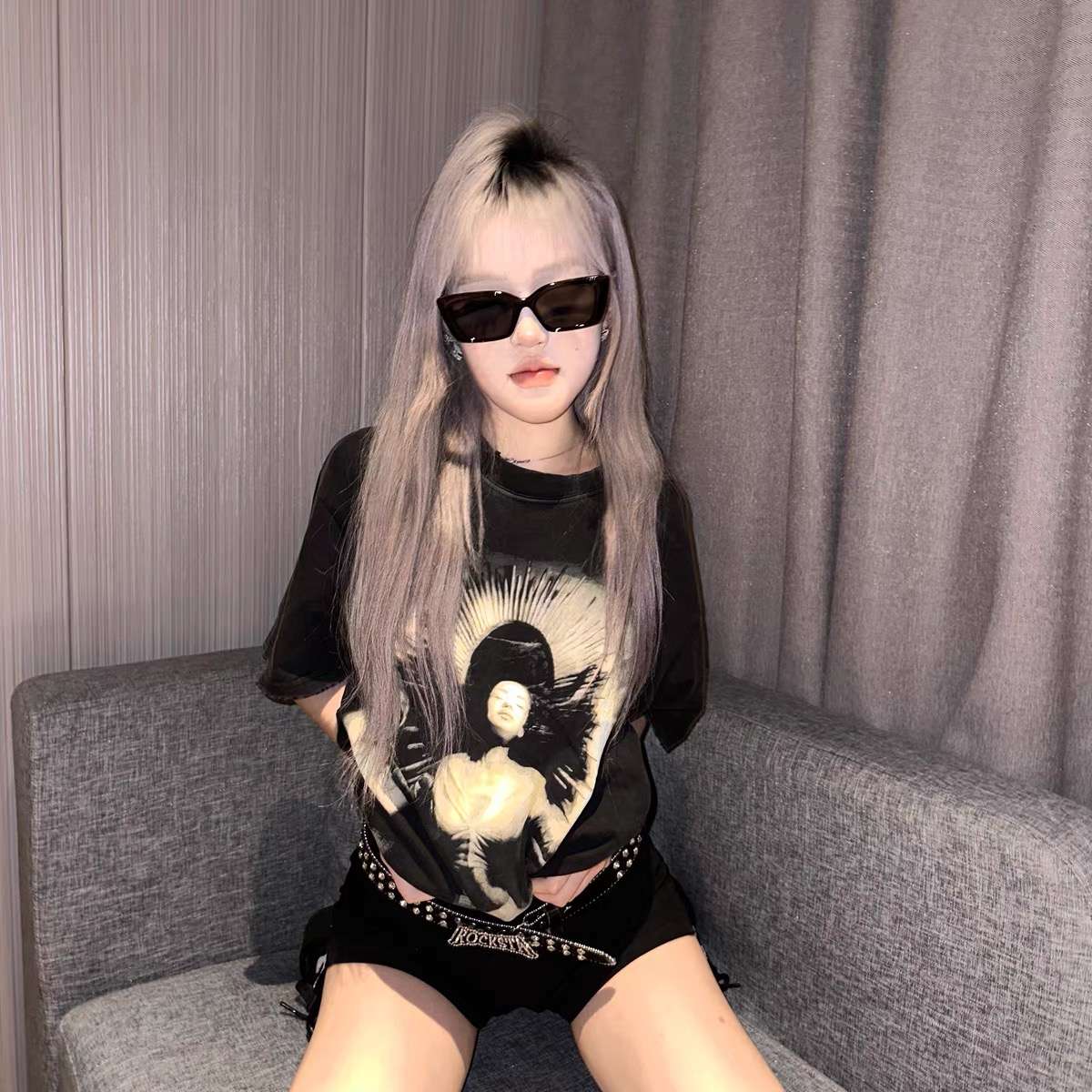 黒コーデ アフロ女性プリント オーバーサイズTシャツ