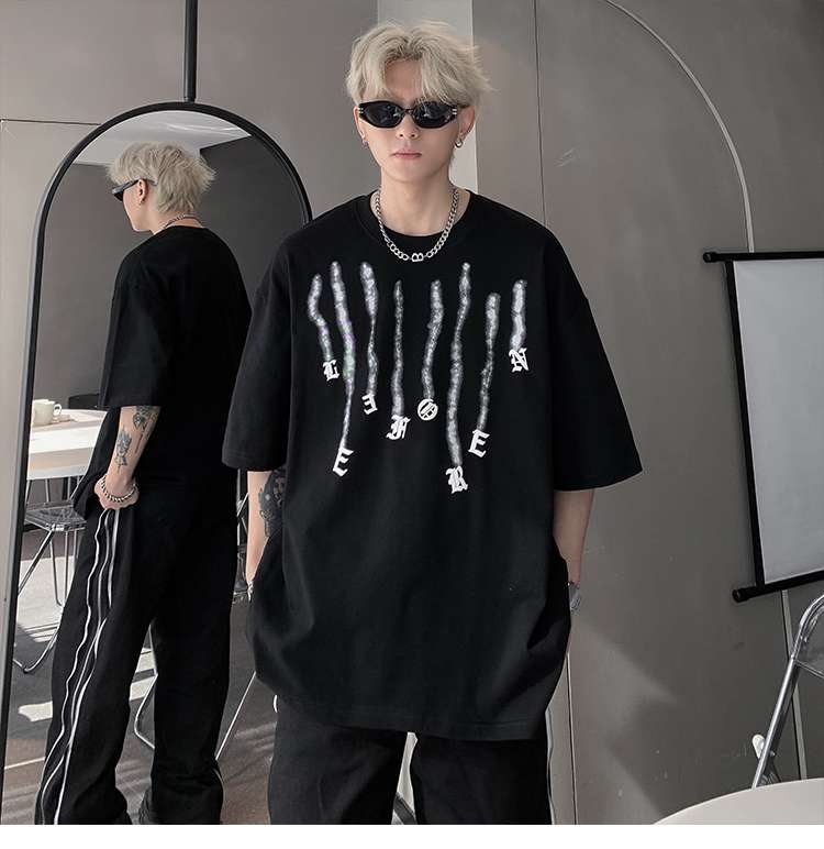 黒コーデ ストリートゴシックレタリングTシャツ