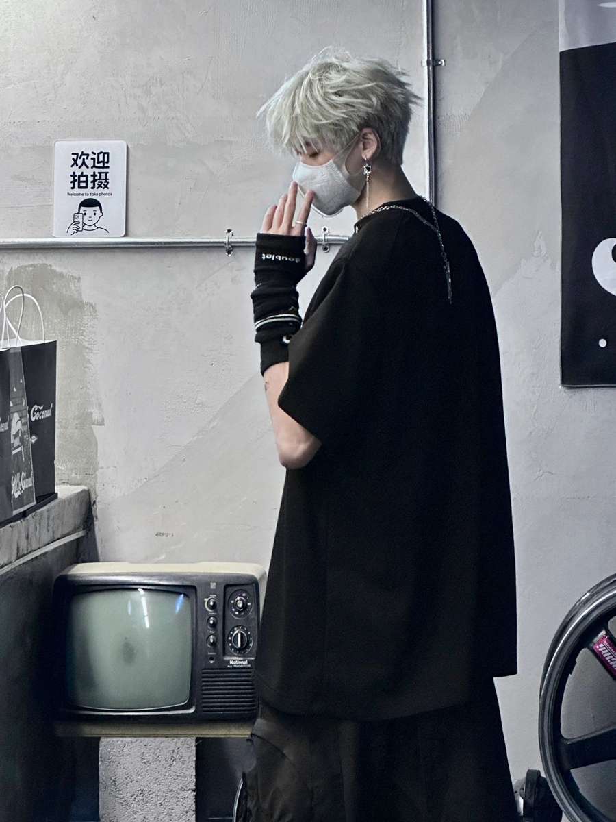 黒コーデ ストリートモードオーバーサイズTシャツ