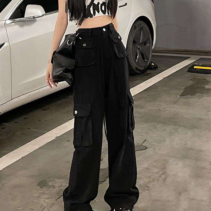 黒コーデ ワイドシルエットカーゴパンツ