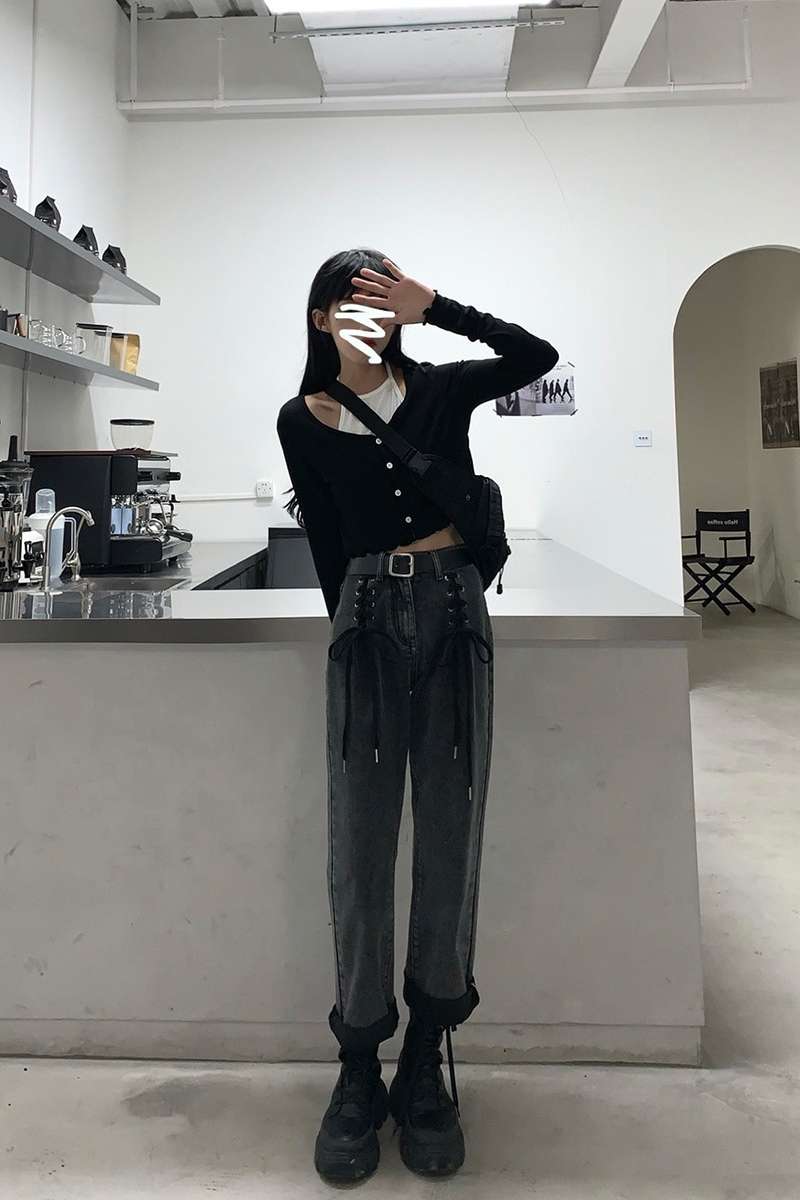 黒コーデ レースアップデザインハイウエストデニムパンツ