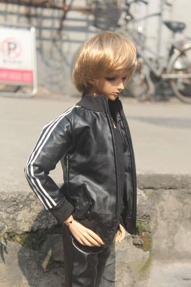 黒コーデ スタイリッシュなウィンドブレーカー