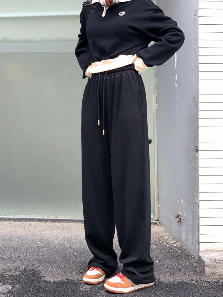 黒コーデ ハートクロス柄ルーズフィットスウェットパンツ