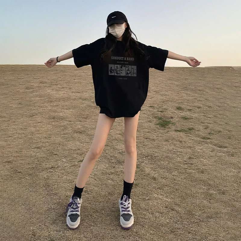 黒コーデ ロックバンドオーバーサイズTシャツ