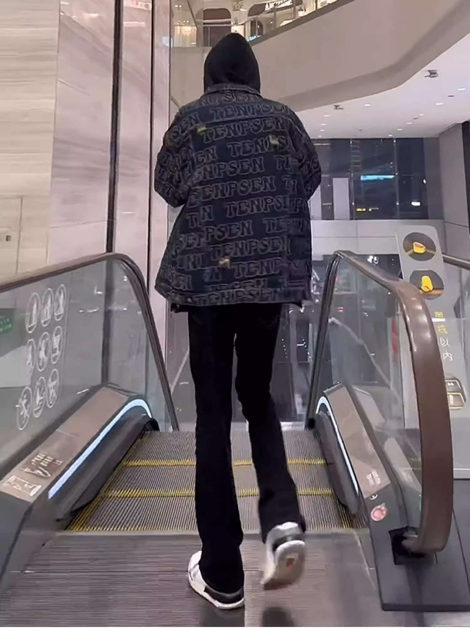 黒コーデ モードなブラックフレアパンツ