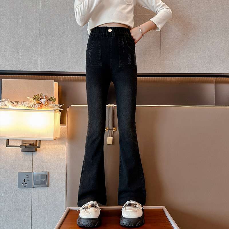 黒コーデ ハイウエストブーツカットデニムパンツ