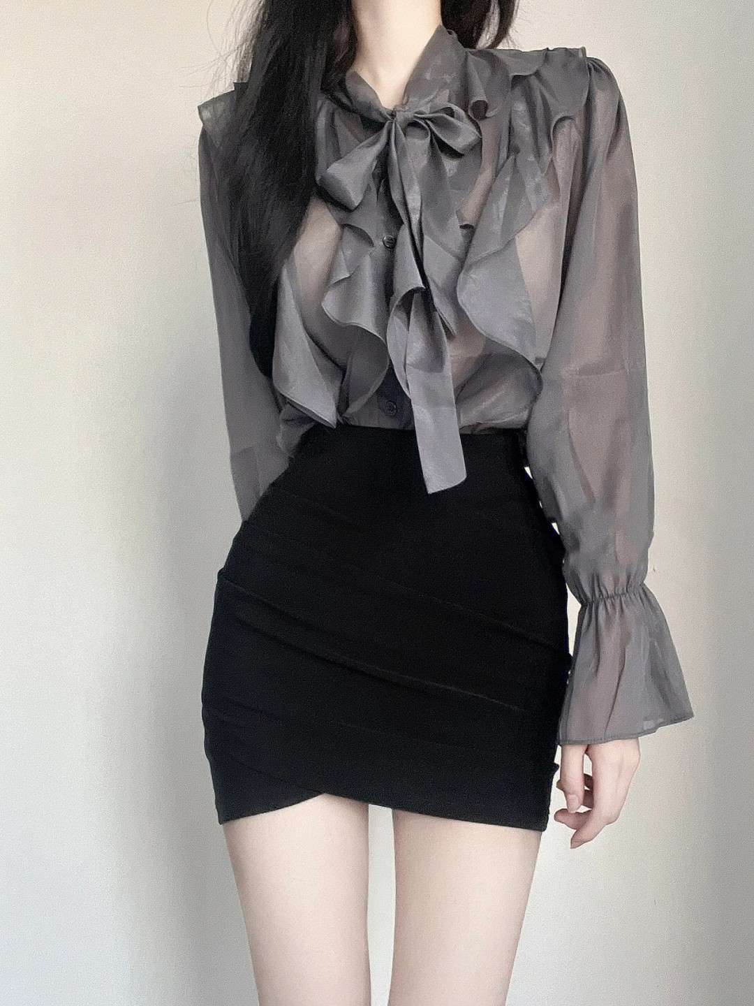 黒コーデ ミニスカート