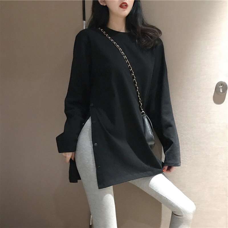 黒コーデ サイドスリット入りオーバーサイズロングTシャツ