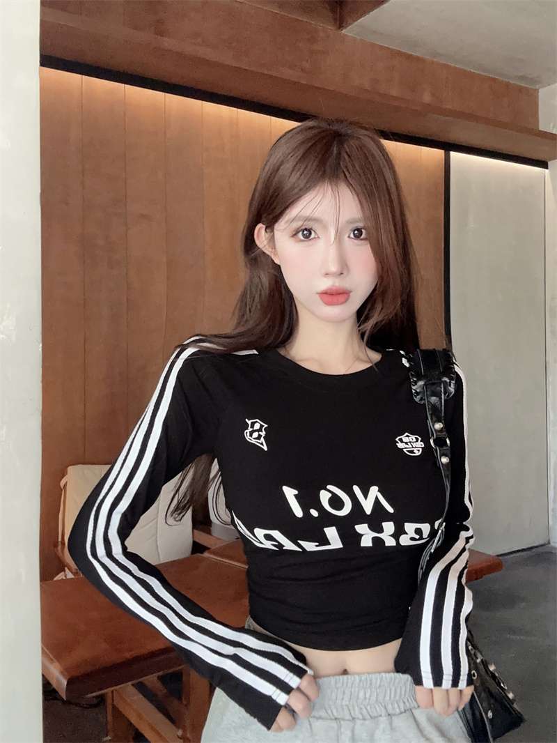 黒コーデ スポーティーストライプ クロップドロングTシャツ