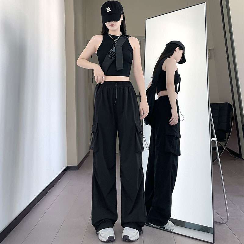 黒コーデ ストリート系ワイドカーゴパンツ