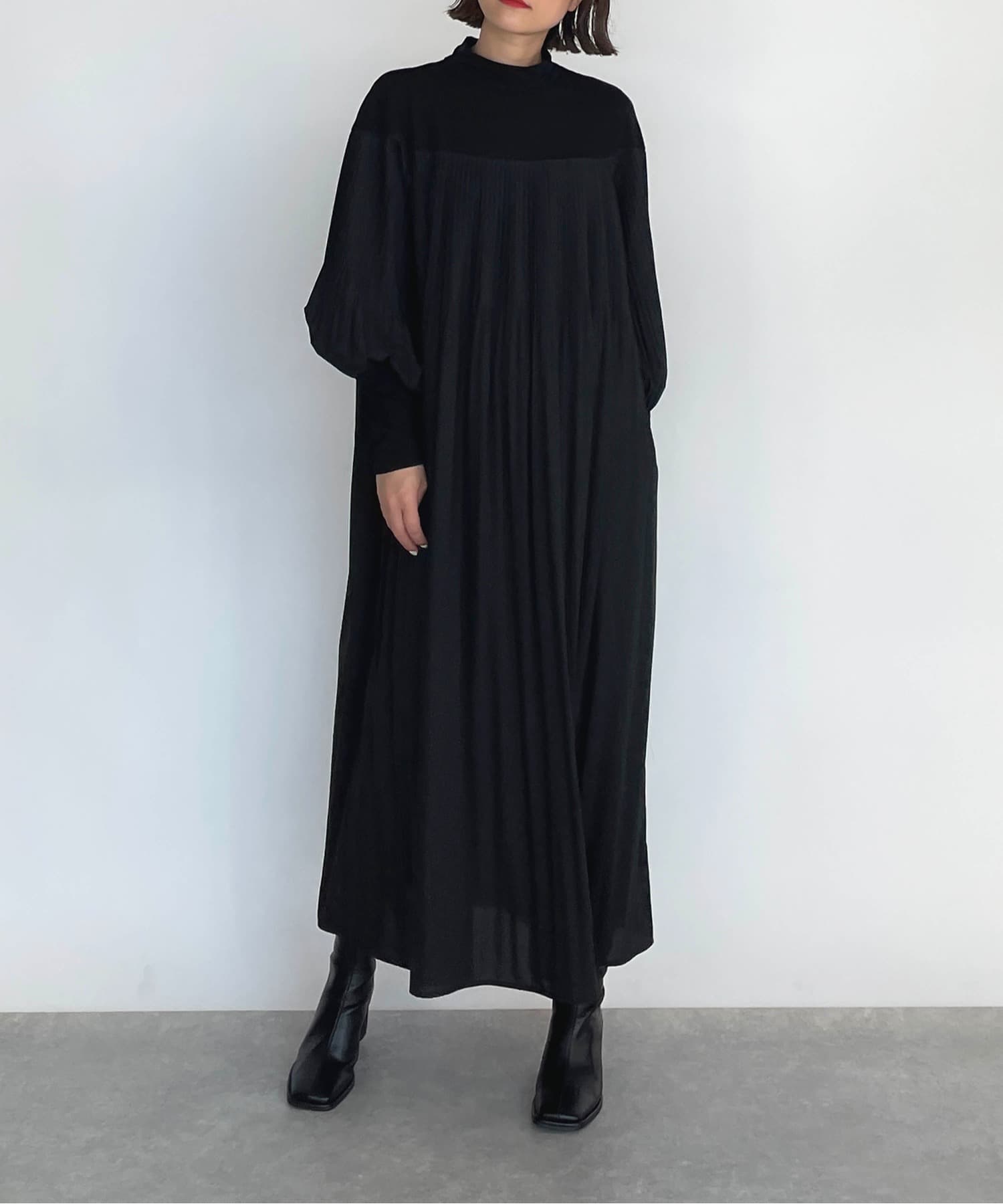 黒コーデ 異素材プリーツロングワンピース体型カバー