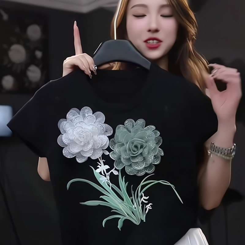黒コーデ フラワーモチーフ刺繍ブラックTシャツ
