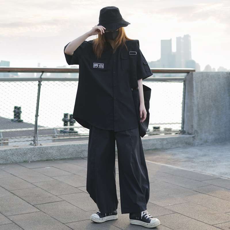 黒コーデ オーバーサイズ ワークシャツ