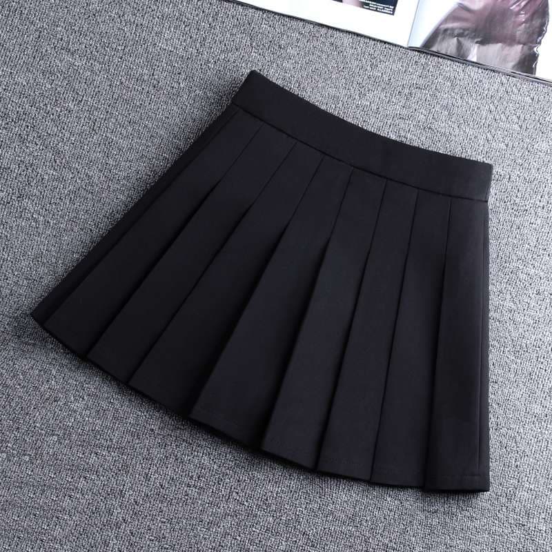 黒コーデ プリーツミニスカート