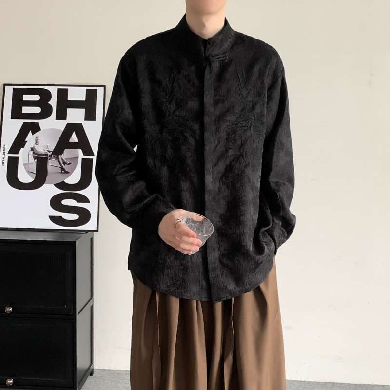 黒コーデ 刺繍入り和風デザインシャツ