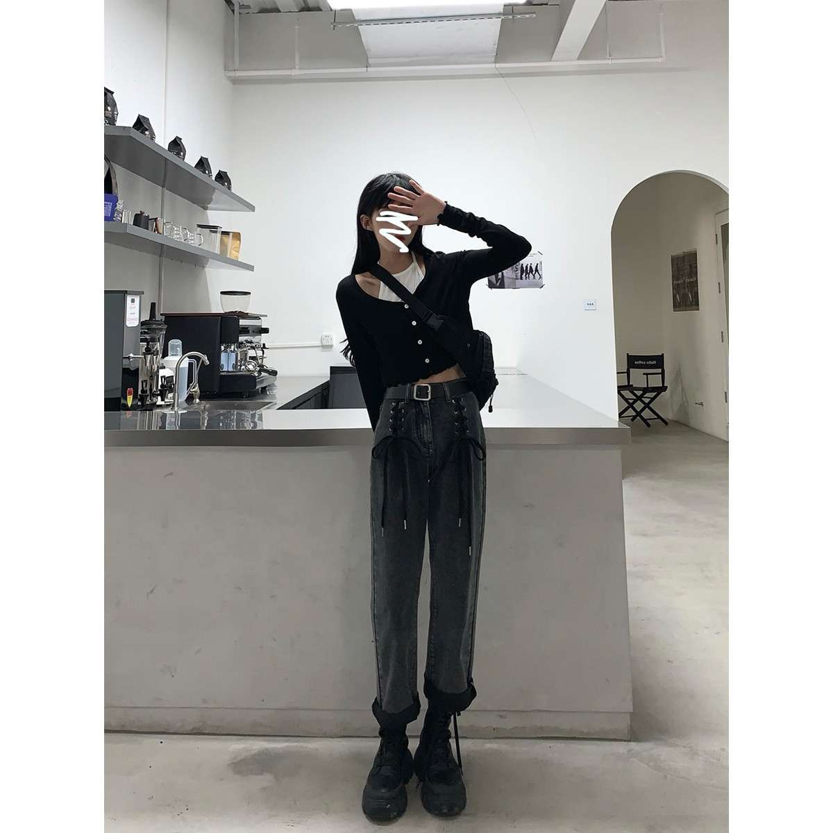 黒コーデ レースアップデザインハイウエストデニムパンツ