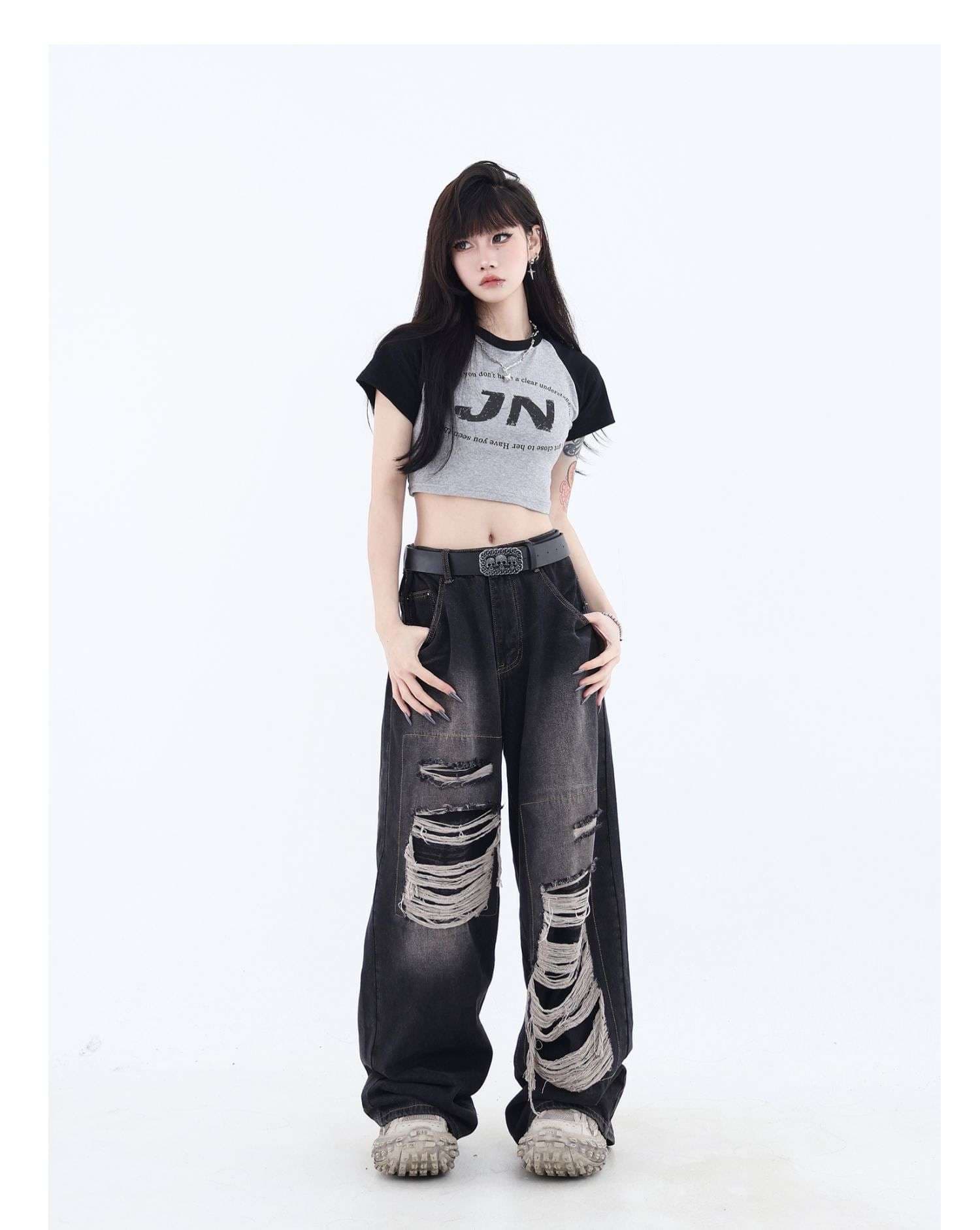 黒コーデ ダメージ加工ワイドデニムパンツ