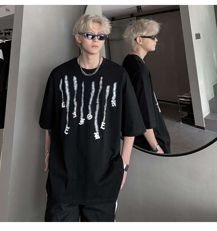 黒コーデ ストリートゴシックレタリングTシャツ