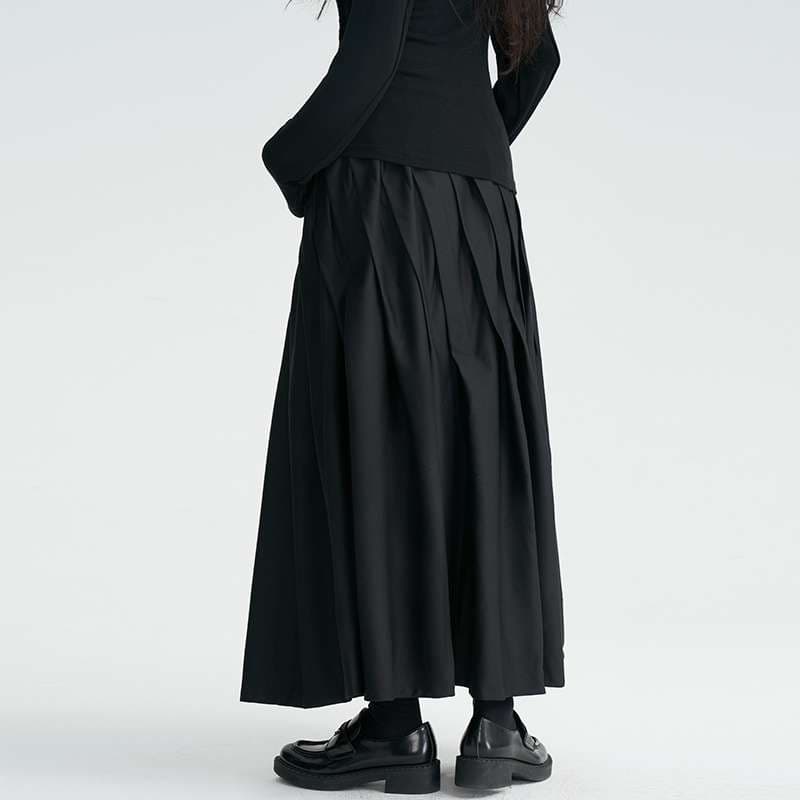 黒コーデ プリーツロングフレアスカート