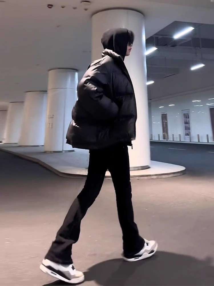 黒コーデ モードなブラックフレアパンツ