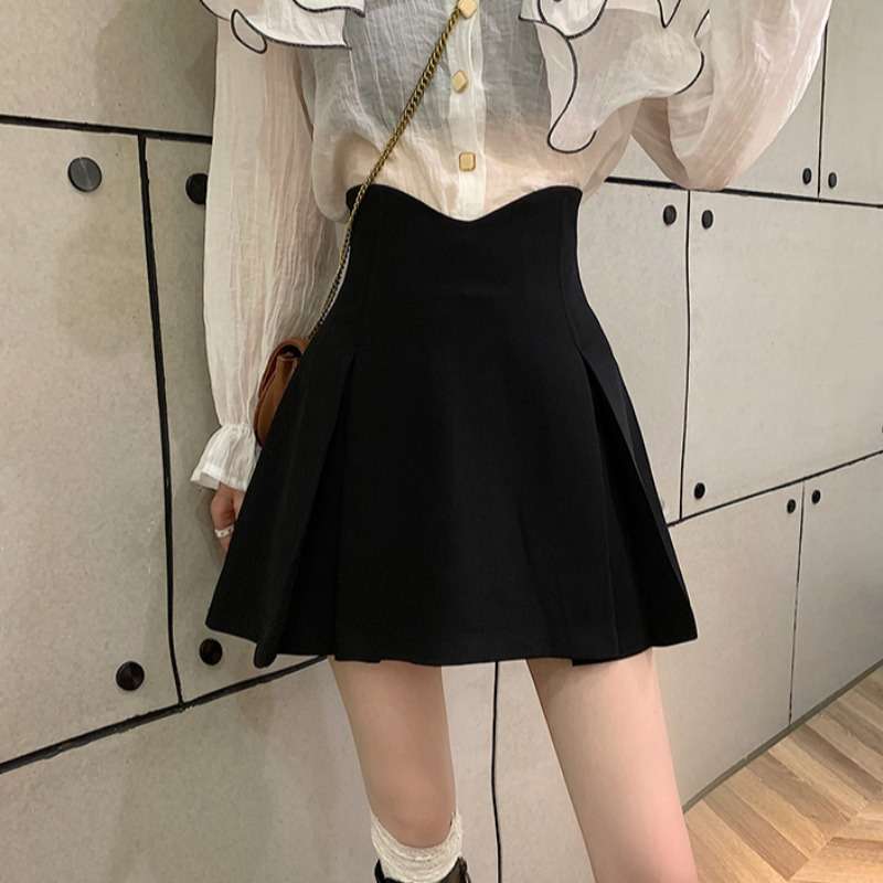 黒コーデ フレアブラックミニスカート