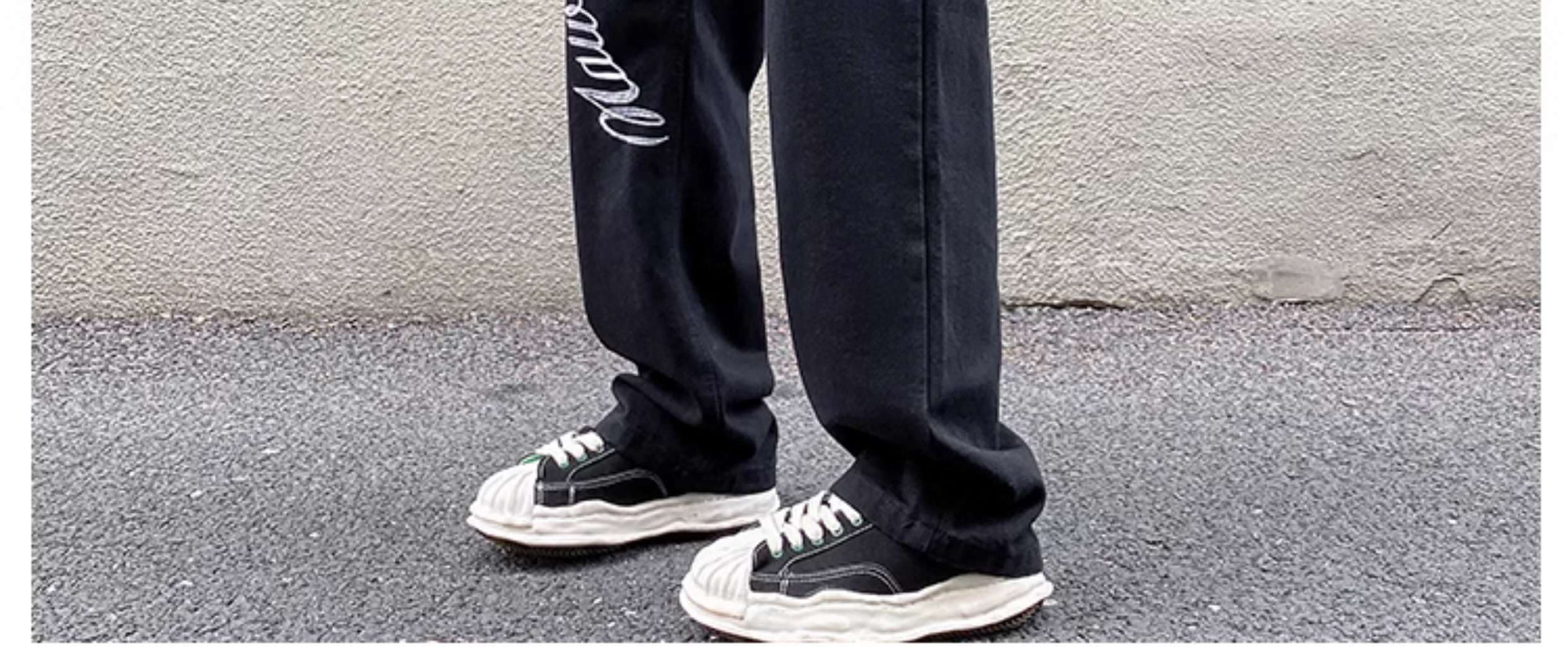 黒コーデ スクリプトロゴ ワイドデニムパンツ