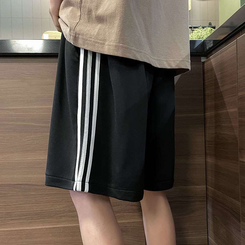 黒コーデ 三本線サイドラインワイドショートパンツ