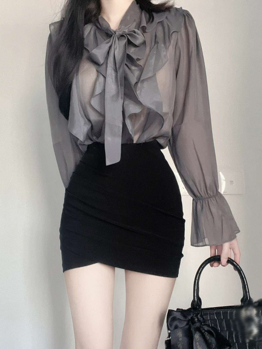黒コーデ ミニスカート