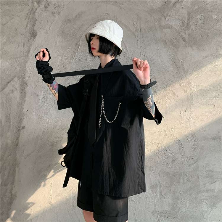 黒コーデ ゴシックチェーン付きオーバーサイズシャツ