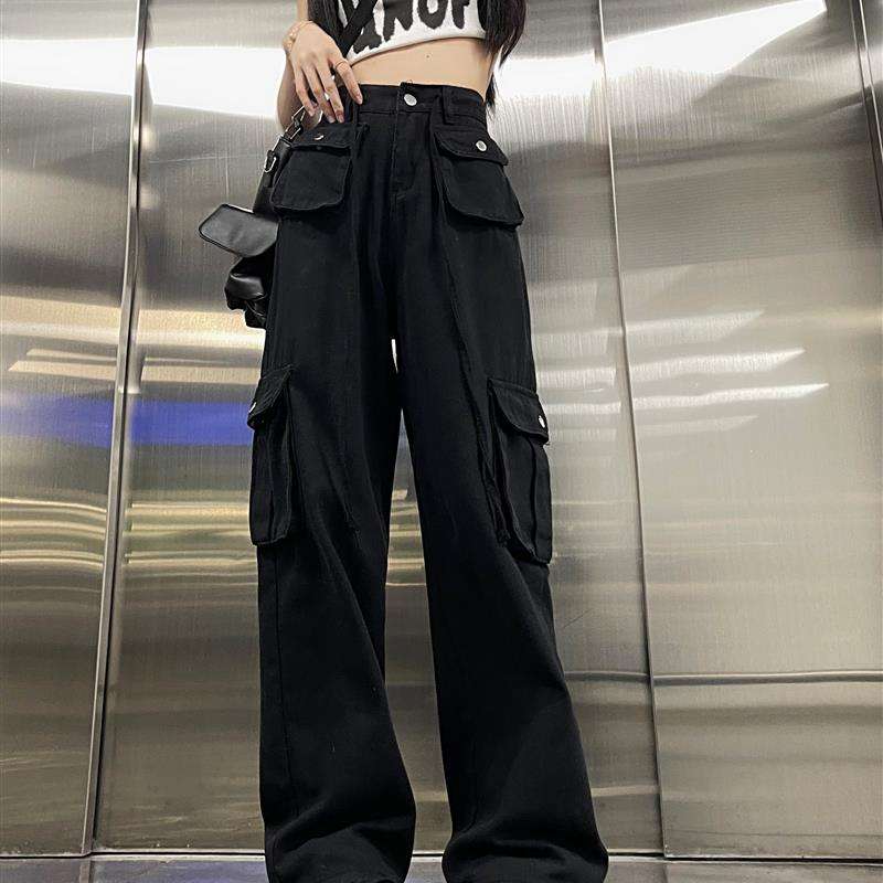 黒コーデ ワイドシルエットカーゴパンツ
