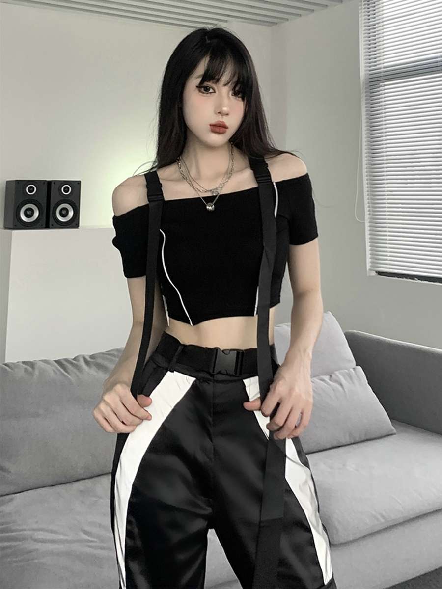 黒コーデ オフショルダーストラップ付きクロップトップス