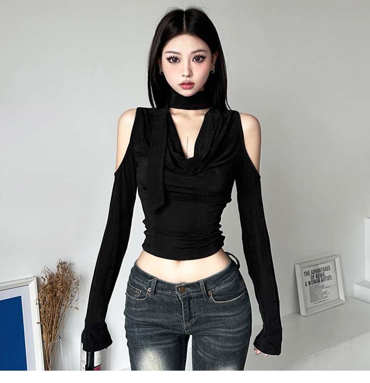 黒コーデ 艶感コールドショルダーカットソー