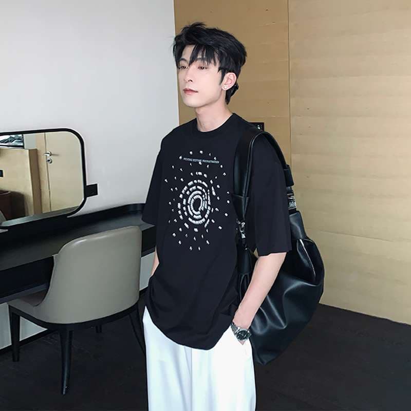 黒コーデ スタイリッシュサークルプリントTシャツ