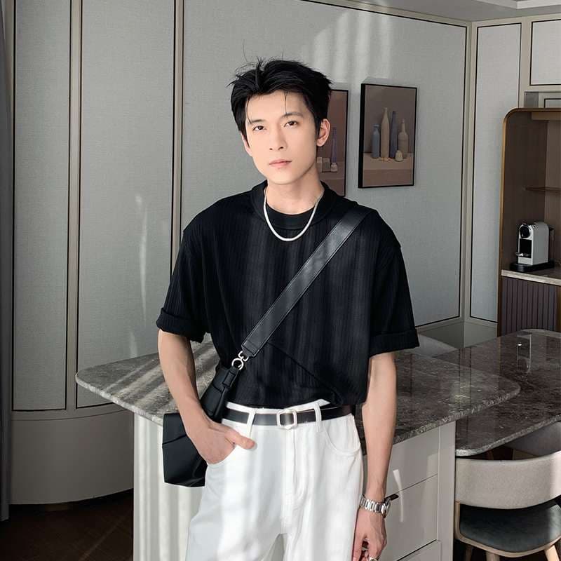 黒コーデ モノトーンスタイリッシュTシャツ