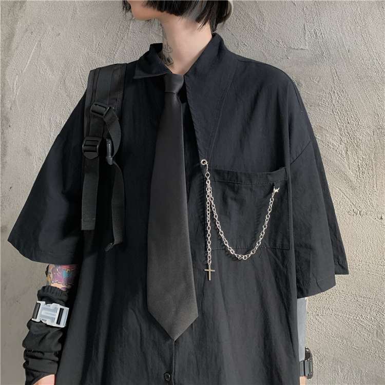 黒コーデ ゴシックチェーン付きオーバーサイズシャツ